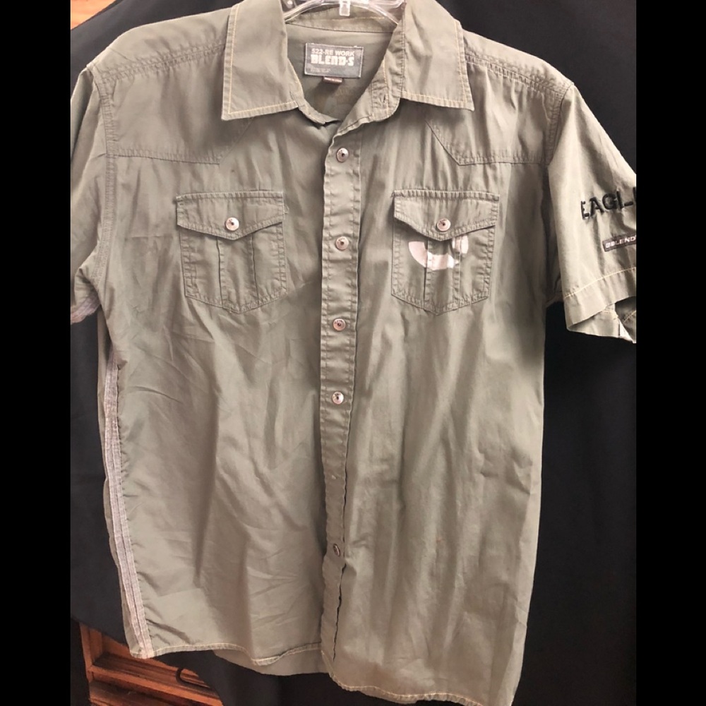 Army green short sleeve shirt to button pockets